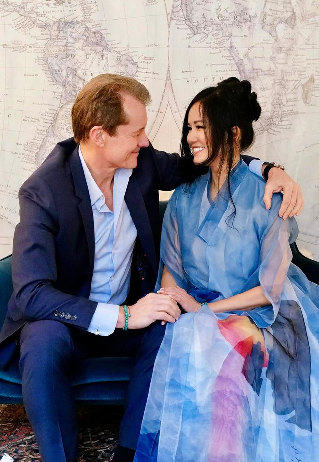 Tìm thấy hạnh phúc trong tình yêu bên bạn trai Tây sau đổ vỡ hôn nhân cũng được xem là "liều thuốc" giúp giọng ca "Nhớ về Hà Nội" ngày càng trẻ đẹp. Gần 2 năm nay, chị cùng hai con sinh đôi theo người yêu là kiến trúc sư người Đức Gerhard Heusch sang Pháp sống. Ảnh: Tiền Phong.