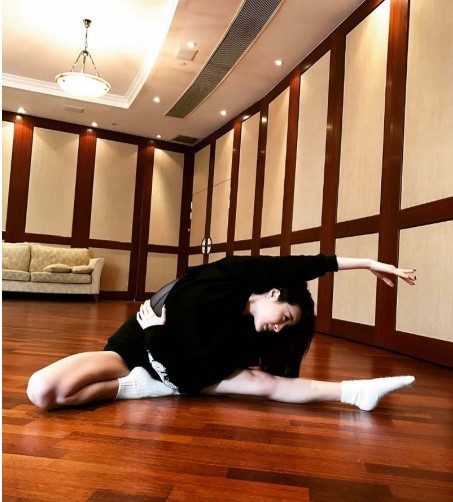 Mỹ nhân 8X tập vũ đạo trong cơ ngơi sang trọng thuộc khu Victoria Peak nổi tiếng của xứ Cảng thơm. Mới đây, người đẹp tiếp tục úp mở về kế hoạch sinh con cho chồng tỷ phú.