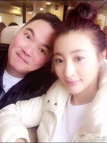 Tờ On cho hay, chồng tỷ phú của Lâm Hạ Vy từng treo thưởng 100 triệu HKD (hơn 290 tỷ đồng) nếu vợ mang thai. Cựu mỹ nhân TVB từng không ít lần chia sẻ về kế sinh con. Trên truyền thông, cô cho biết cũng không loại trừ khả năng trữ đông trứng để chủ động thời gian thụ thai.