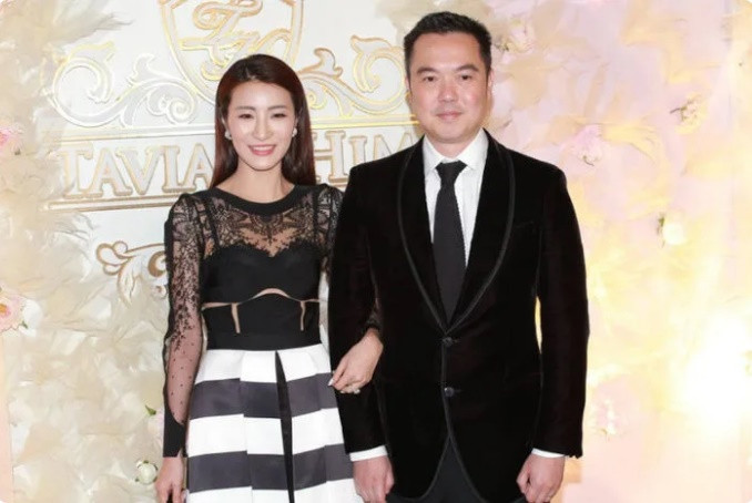 Không chỉ có sự nghiệp gây chú ý, tiểu thư xứ Cảng còn có cuộc hôn nhân viên mãn với nhà tài phiệt Jason Mok sau 8 năm kết hôn.