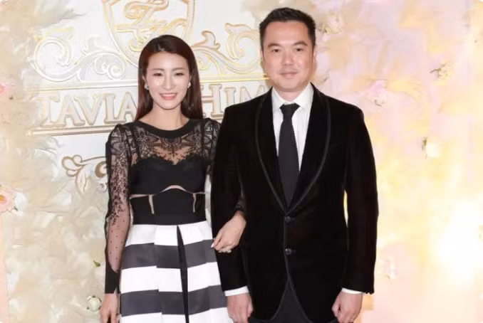 Không chỉ có sự nghiệp gây chú ý, tiểu thư xứ Cảng còn có cuộc hôn nhân viên mãn với nhà tài phiệt Jason Mok sau 8 năm kết hôn.