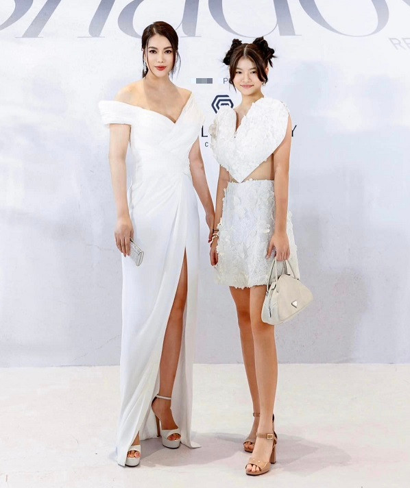 Trần Bảo Tiên (Devon) con gái của Trương Ngọc Ánh và nam diễn viên Trần Bảo Sơn ra dáng thiếu nữ khi cùng mẹ dự sự kiện thời trang gần đây.