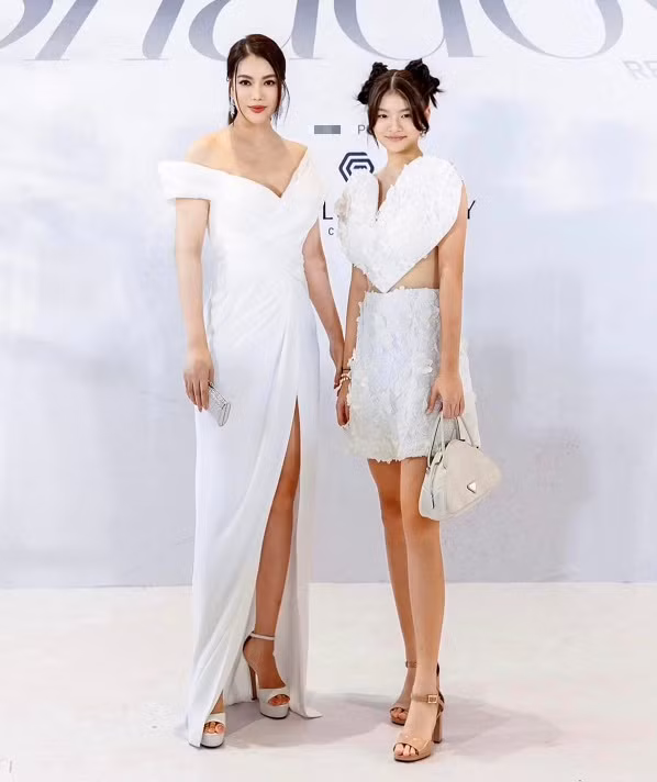 Trần Bảo Tiên (Devon) con gái của Trương Ngọc Ánh và nam diễn viên Trần Bảo Sơn ra dáng thiếu nữ khi cùng mẹ dự sự kiện thời trang gần đây.
