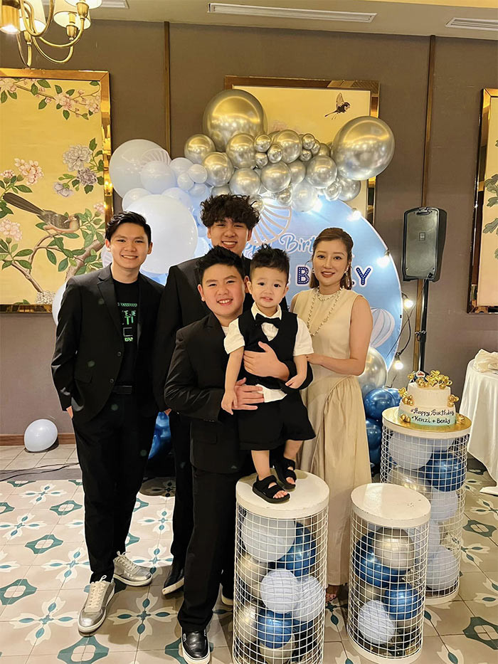 Mai Linh rất thân thiết với ba con trai riêng của Bằng Kiều và yêu cầu ba bạn gọi mình là chị chứ không gọi cô.