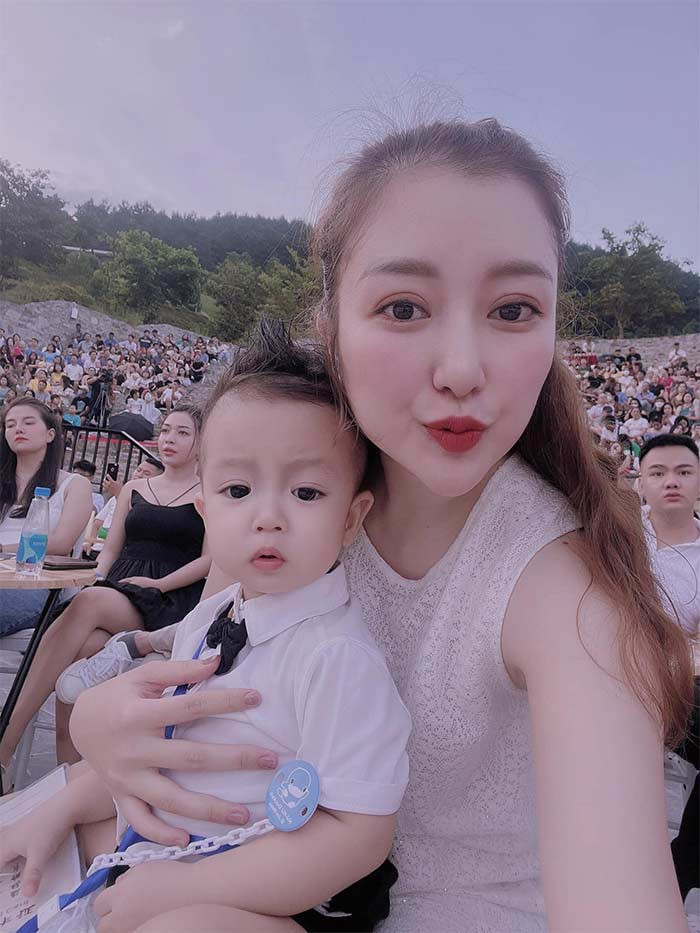 Trên trang cá nhân, Mai Linh thường xuyên đăng ảnh mình và con trai.