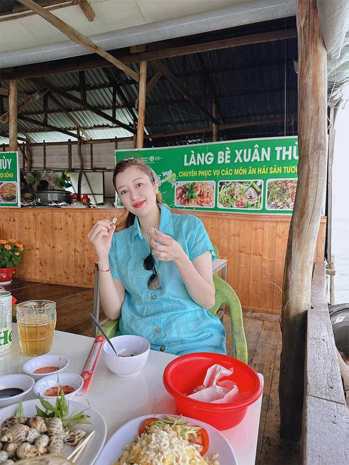 Không công khai rộng rãi với công chúng nhưng bạn bè trong giới đều biết mối quan hệ của Mai Linh và Bằng Kiều.