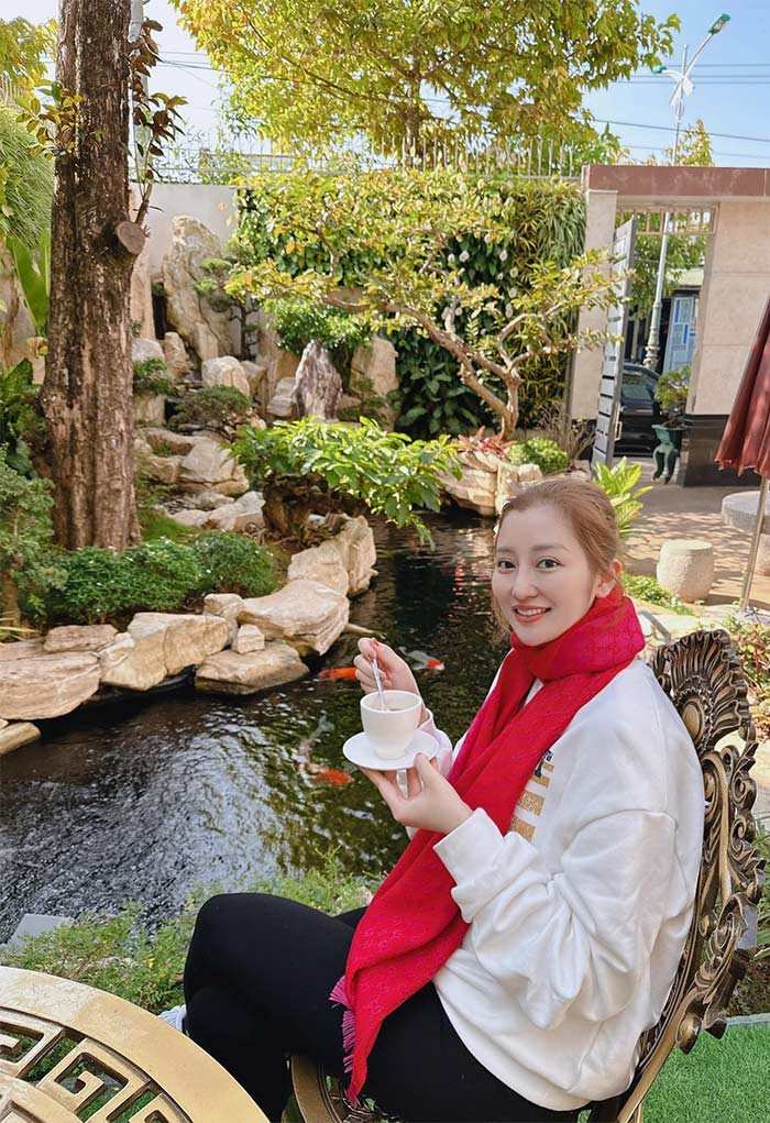 Theo chia sẻ của vợ cũ Bằng Kiều - nữ ca sĩ Trizzi Phương Trinh, bạn gái Bằng Kiều kém cô 2 con giáp, hiện mới 32 tuổi.