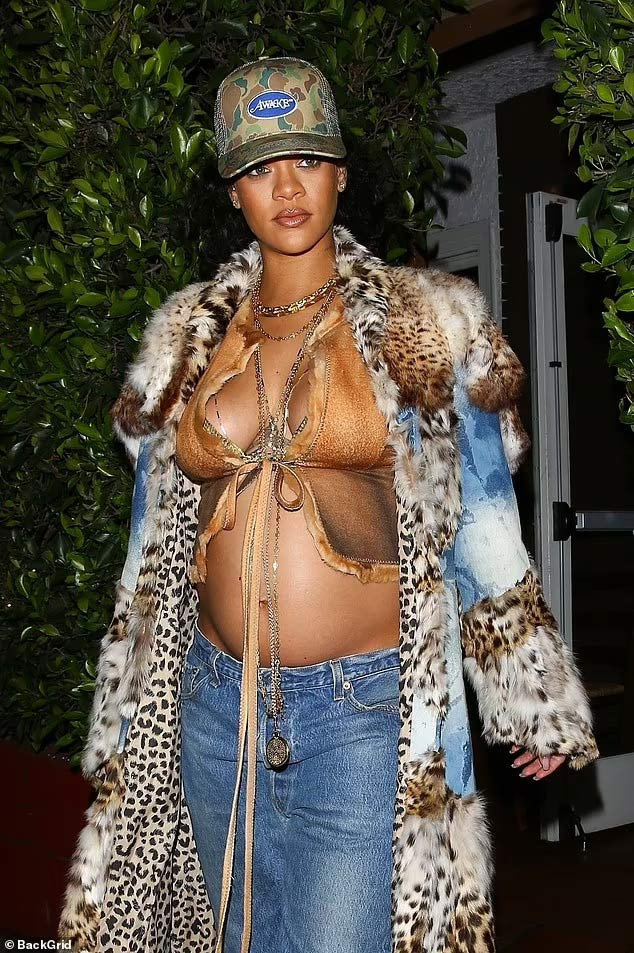 Ngày 9/2/2022, nữ ca sĩ khoe trọn vòng một nảy nở của mình trong chiếc áo bralet, bên ngoài cô khoác chiếc áo lông của thương hiệu Roberto Cavalli khi đi ăn tối tại Giorgio Baldi. (Ảnh: BackGrid)