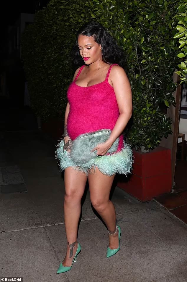 Rihanna chọn một chiếc váy ngắn màu hồng nóng bỏng với phần chân váy làm bằng lông, tiệp màu với đôi giày và clutch cầm tay của cô khi hẹn hò đi ăn với bạn. (Ảnh: BackGrid)