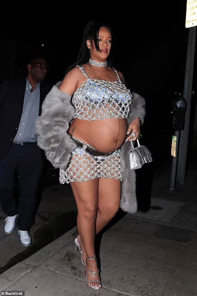 8/5/2022, gần đến ngày sinh con trai đầu lòng, Rihanna chọn một bộ váy lưới màu bạc đi dự tiệc Ngày của mẹ.