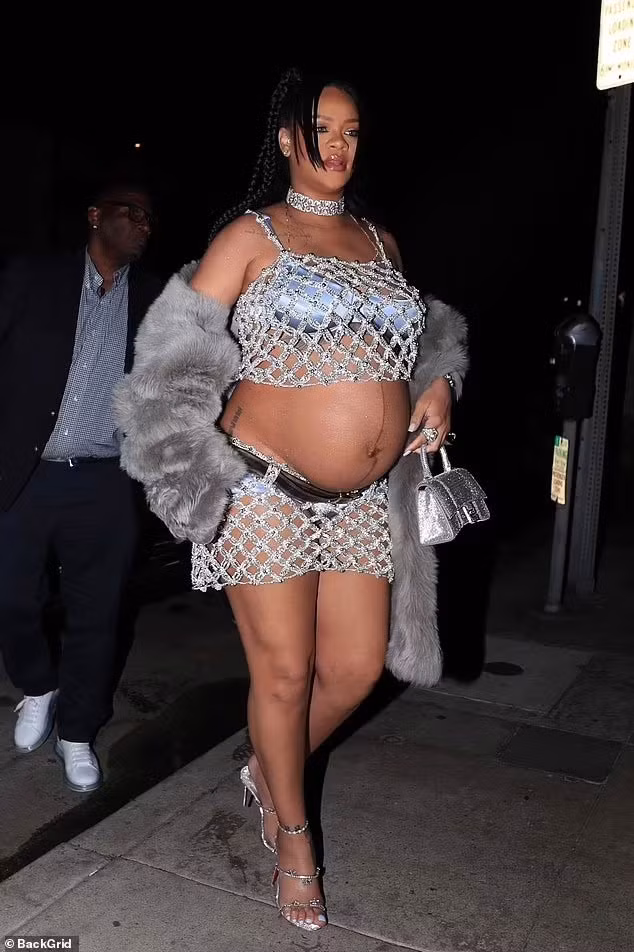 8/5/2022, gần đến ngày sinh con trai đầu lòng, Rihanna chọn một bộ váy lưới màu bạc đi dự tiệc Ngày của mẹ.