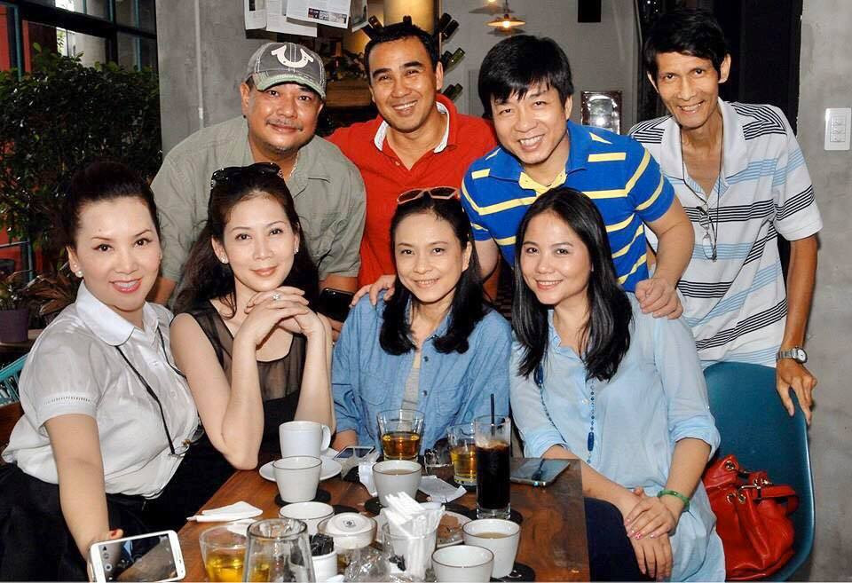 Trong khi đó, MC Quyền Linh kể về thần tượng của anh năm xưa sau lần cả hai hội ngộ trong cuộc gặp gỡ bạn bè: "Diễm Hương bây giờ gương mặt vẫn xinh, đôi mắt vẫn trong veo, thân hình mũm mĩm hơn vì trước đây hơi gầy do giữ eo". Ảnh: Đoàn Minh Tuấn.