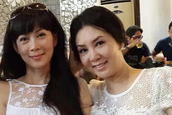 Qua những bức ảnh chụp cùng bạn bè và đồng nghiệp, nhan sắc của "Đệ nhất mỹ nhân Việt" một thời đã có dấu hiệu tuổi tác, nhưng những nét đẹp thanh tú và kiêu sa trên gương mặt vẫn còn mãi từ tuổi thanh xuân.