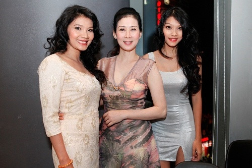 Dù đoạn tuyệt với phim ảnh nhưng "nàng Cúc Hoa" thi thoảng vẫn xuất hiện trong loạt ảnh gặp gỡ bạn bè và đồng nghiệp mỗi lần về thăm Việt Nam. Trong ảnh, Diễm Hương chụp ảnh cùng mẹ con diễn viên Kiều Trinh trong lần về nước năm 2013. Ảnh: FBNV.