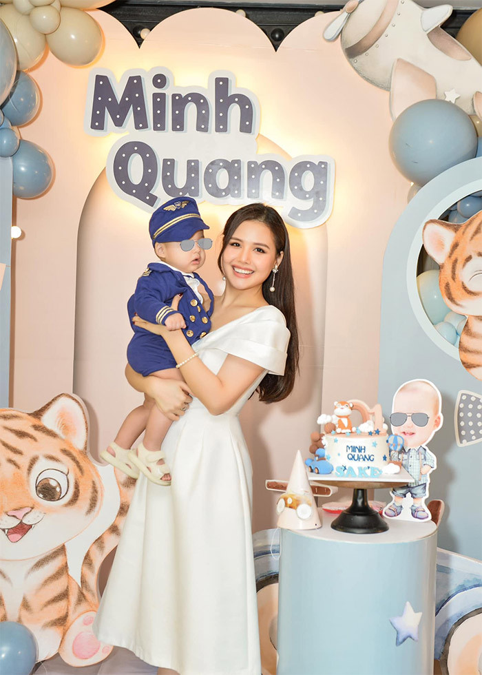 Con trai của Phanh Lee và chồng đại gia đã tròn một tuổi. Cậu bé khá bụ bẫm và đáng yêu.