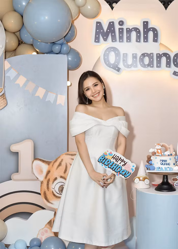 Sau một năm sinh con trai thứ hai, vóc dáng của Phanh Lee đã gọn gàng trở lại.