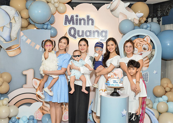 Tới dự sinh nhật 1 tuổi của con trai nữ diễn viên "Ghét thì yêu thôi" có rất nhiều bạn bè thân thiết trong giới của cô như nữ diễn viên Lã Thanh Huyền, Thu Hoài, Huyền Lizzie.