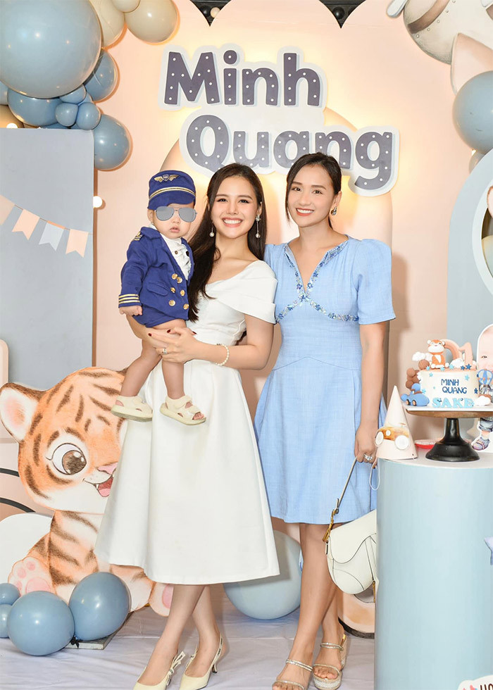 Sau ba năm kết hôn, người đẹp sinh năm 1990 đã sinh đủ nếp, tẻ cho chồng đại gia.