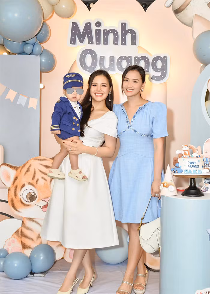 Sau ba năm kết hôn, người đẹp sinh năm 1990 đã sinh đủ nếp, tẻ cho chồng đại gia.