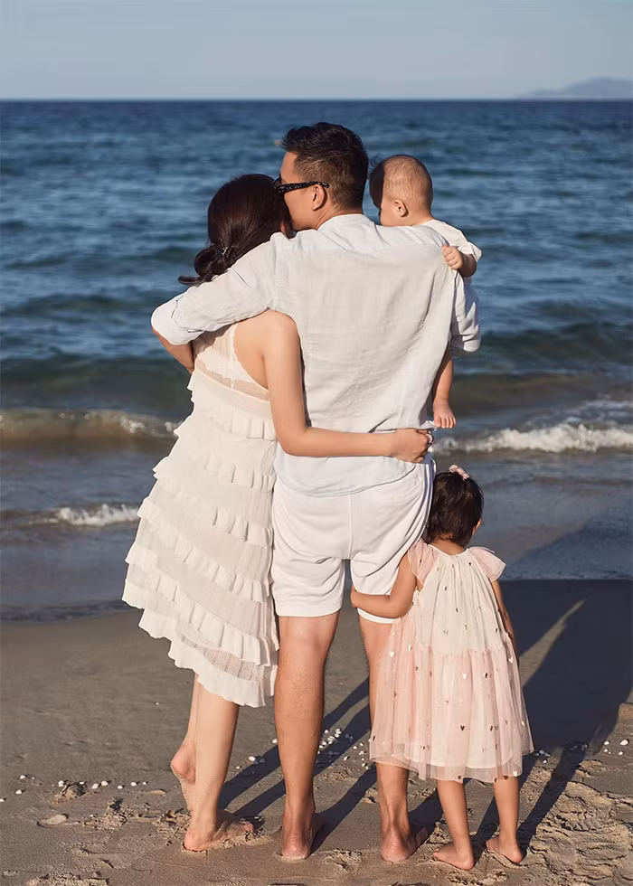 Giữa tháng 6/2020, Phanh Lee và ông xã đại gia tổ chức hôn lễ. Chồng của nữ diễn viên là Nguyễn Thành Nam - một doanh nhân thành đạt trong lĩnh vực du lịch, bất động sản ở Đà Nẵng.