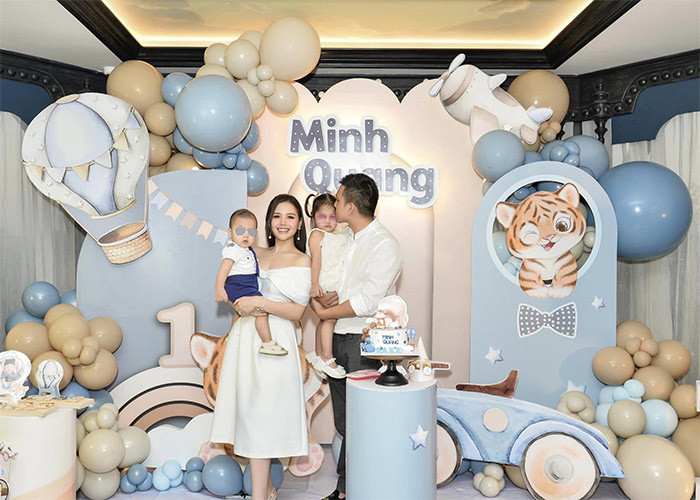 Ngày 12/10, nữ diễn viên Phanh Lee (Lê Phương Anh) đã tổ chức sinh nhật hoành tráng cho con. Tuy khoe ảnh sinh nhật con trên trang cá nhân, nhưng nhất định cô vẫn giấu mặt chồng.