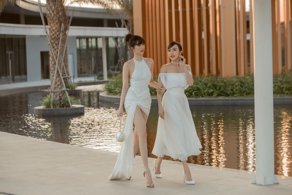 Có "máu hài" trong người nên dù bà xã của Anh Tú có tạo dáng e thẹn thế nào vẫn khiến người xem phải bật cười.