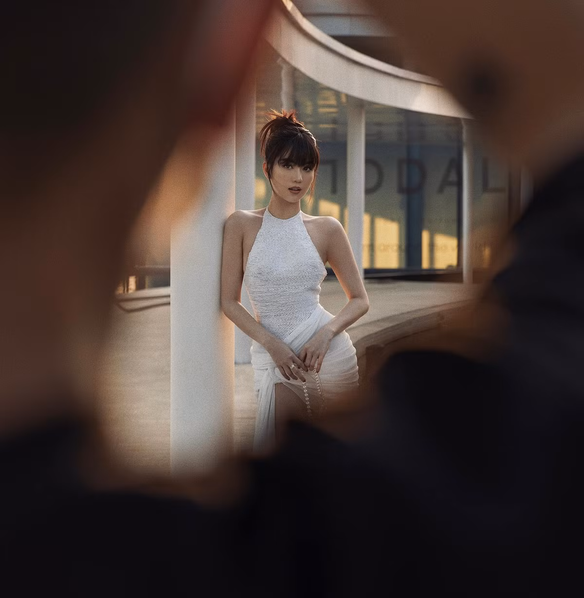 Chân dài 8X tự nhận mình "giao diện thì dễ thương" với kiểu tóc mới.