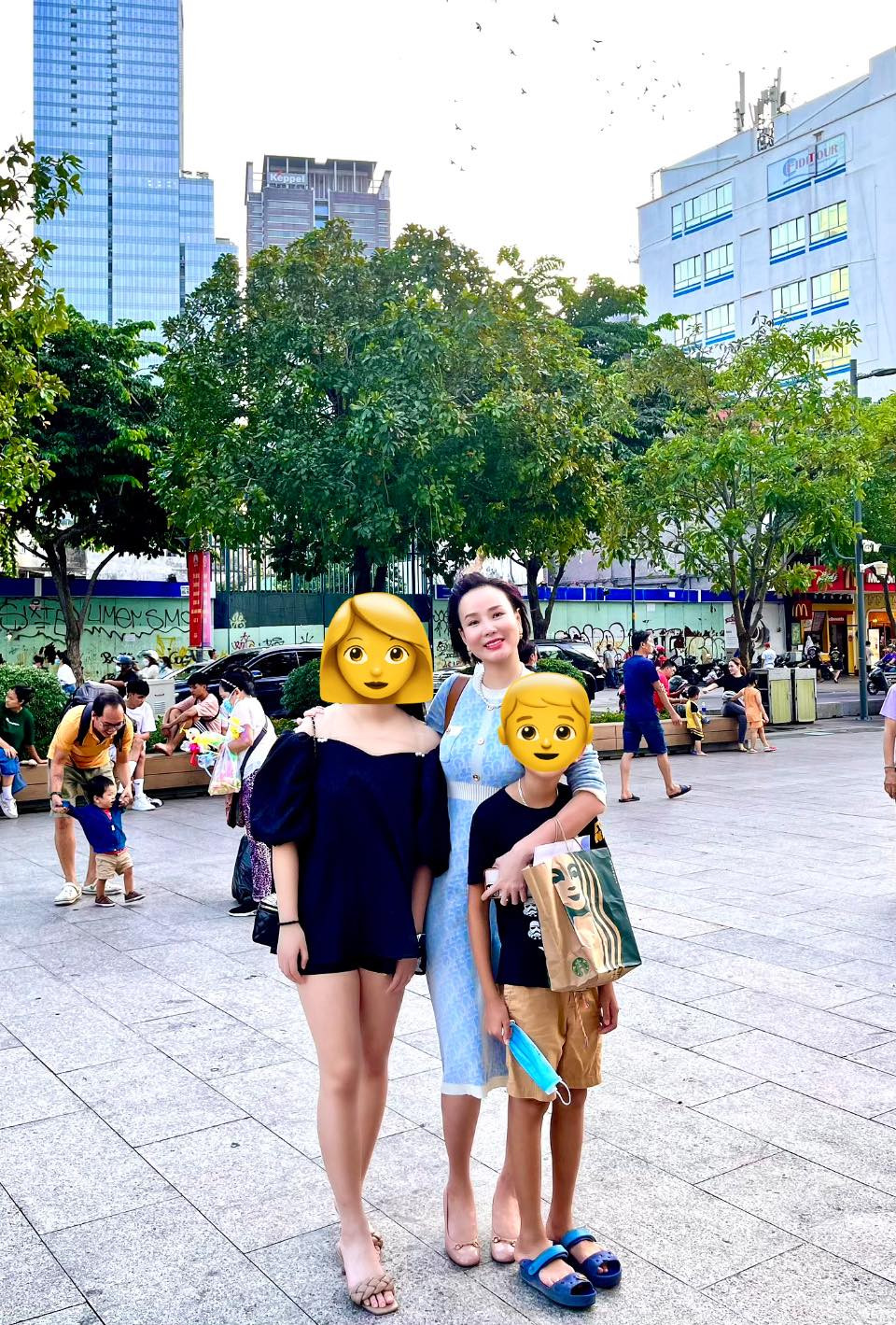 Gần đây, trên trang cá nhân, Dương Yến Ngọc hiếm hoi khoe ảnh hai con lớn phổng phao. Cô chia sẻ: "Muốn khoe con mà nó không cho, hỏi nó tại sao, nó kêu sau này con có người yêu mắc cỡ lắm. Vầng, còn ba năm nữa thôi con gái 18 tuổi rồi".