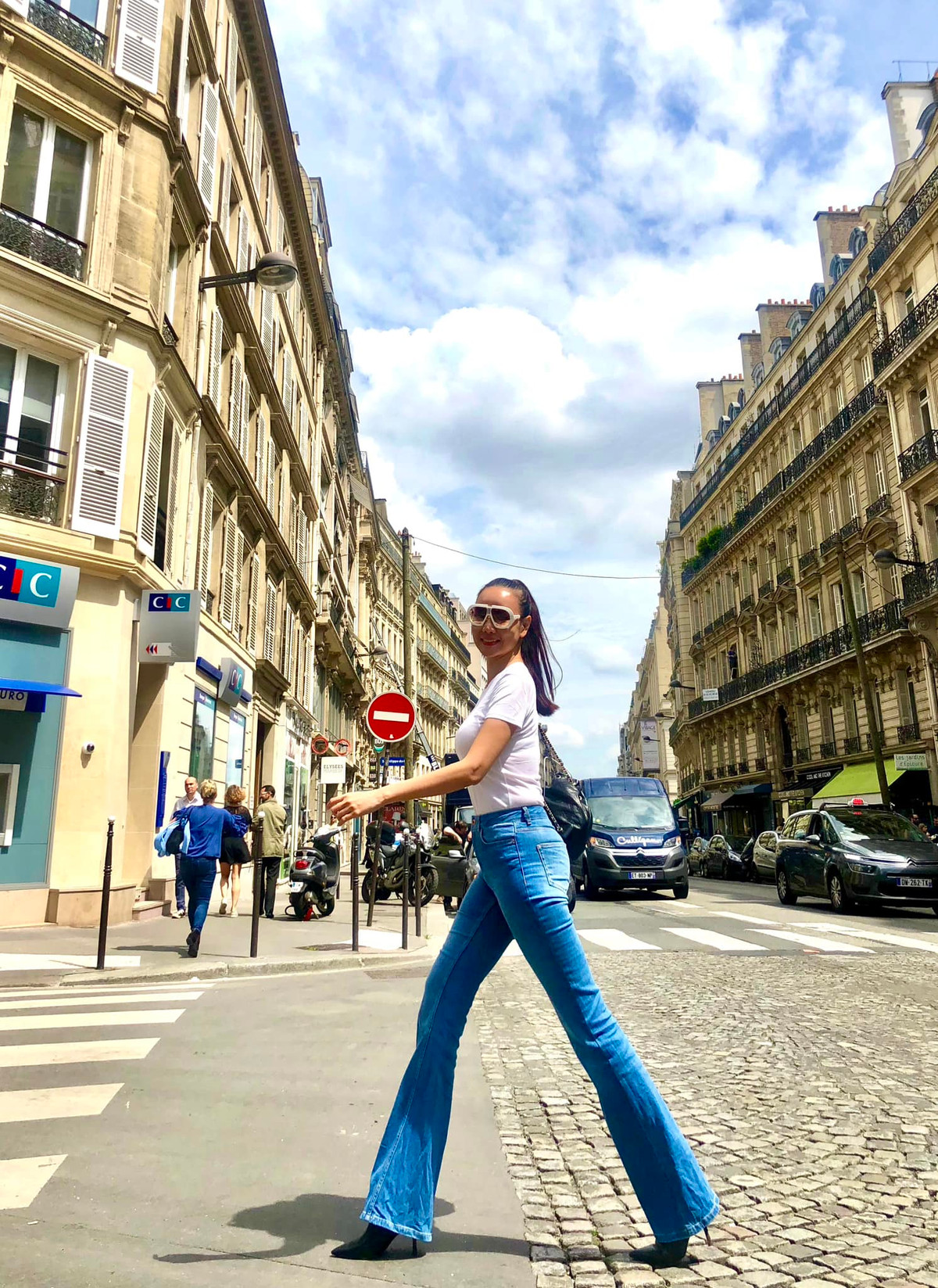 Tháng 7 năm ngoái, con gái Dương Yến Ngọc một mình từ Mỹ trở về Việt Nam thăm mẹ sau 4 năm xa cách vì dịch Covid-19. Cô bé năm nay đã 15 tuổi, định cư cùng bố ở Mỹ.