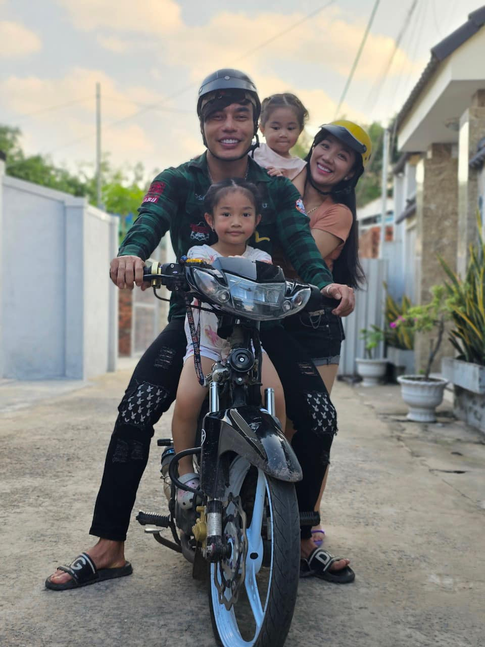 Trước khi một mực lên tiếng khẳng định tin đồn không đúng sự thật, nam diễn viên hài được khán giả biết đến với tổ ấm viên mãn cùng vợ và 3 con.