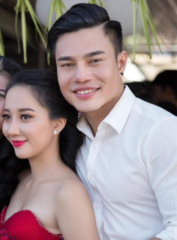 Trong đám cưới với Quán quân Cười xuyên Việt 2015 vào năm 2017, Quỳnh Quỳnh được khen xinh đẹp không thua kém hot girl khi sở hữu nước da trắng, gương mặt thanh thoát.