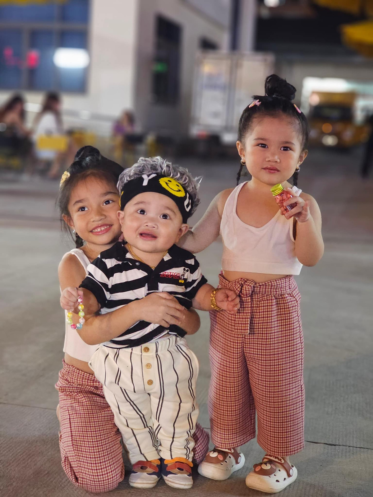 Cả 3 bé đều có gương mặt giống bố và cũng được thừa hưởng nét xinh xắn, dễ thương từ mẹ.