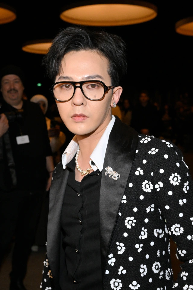G-Dragon, tên thật là Kwon Ji-yong sinh năm 1988, là một nam rapper, ca sĩ, nhạc sĩ và nhà sản xuất thu âm người Hàn Quốc. Anh được mệnh danh là "ông hoàng K-pop" và rất nổi tiếng xứ Kim chi. (Ảnh: The Sun)