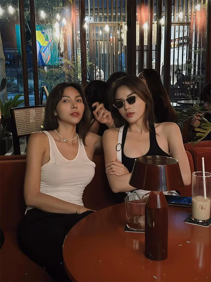 Cặp đôi mặc đơn giản đi uống cà phê.