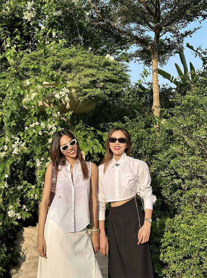 Cả hai cùng chọn chân váy chữ A kết hợp với áo sơ mi trắng khi đi dự một sự kiện.