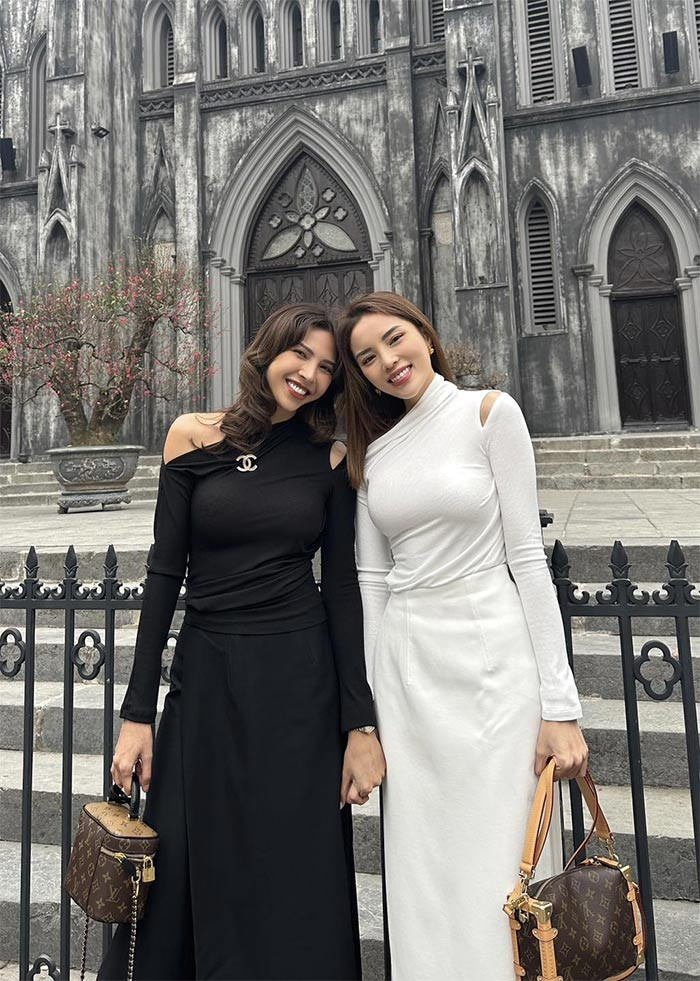 Cặp người mẫu mặc đồ đôi chỉ khác nhau màu đen và trắng, thậm chí túi xách của hai nàng cũng cùng một thương hiệu, chỉ khác nhau kiểu dáng.