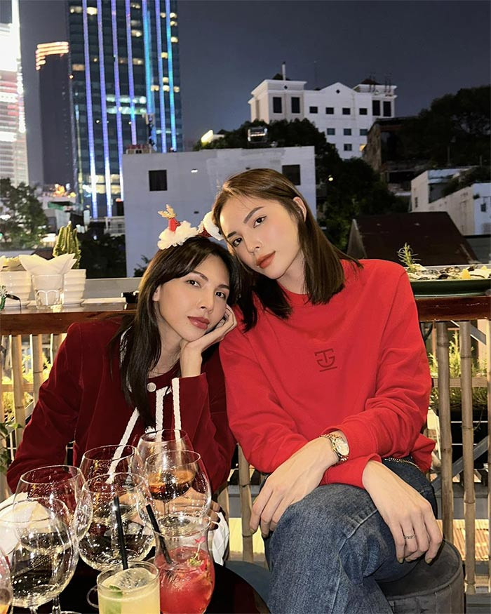 Hoa hậu Kỳ Duyên và người mẫu Minh Triệu cùng chọn tông đỏ đi ăn mừng ngày giáng sinh.