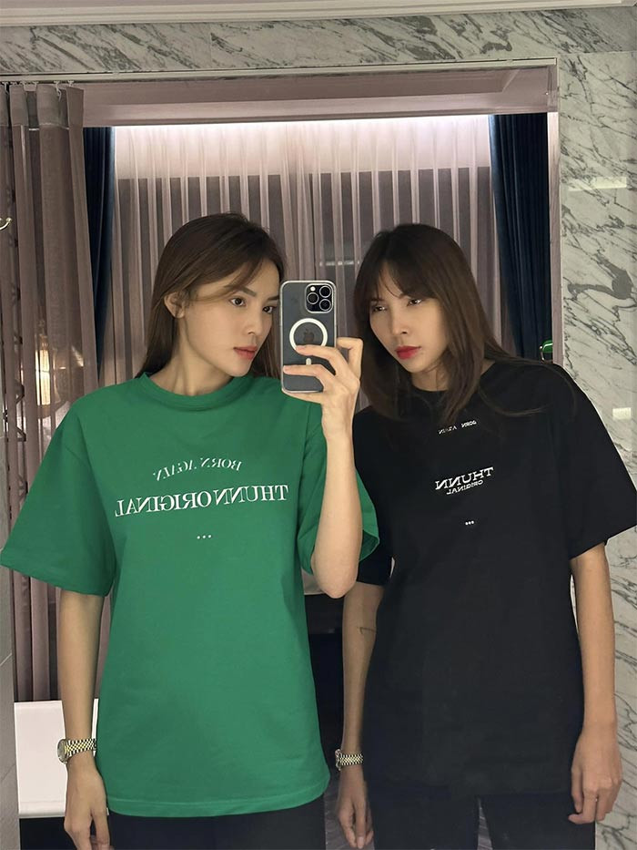 Ngoài đời thường, Minh Triệu và Kỳ Duyên thường chọn những style cực kỳ tối giản như áo phông rộng kết hợp với quần suông.