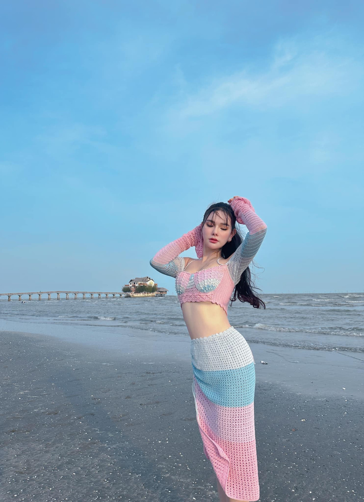 Ca sĩ Thu Thủy khoe vóc dáng đẹp mướt mắt trên biển trong dịp nghỉ lễ vừa qua.