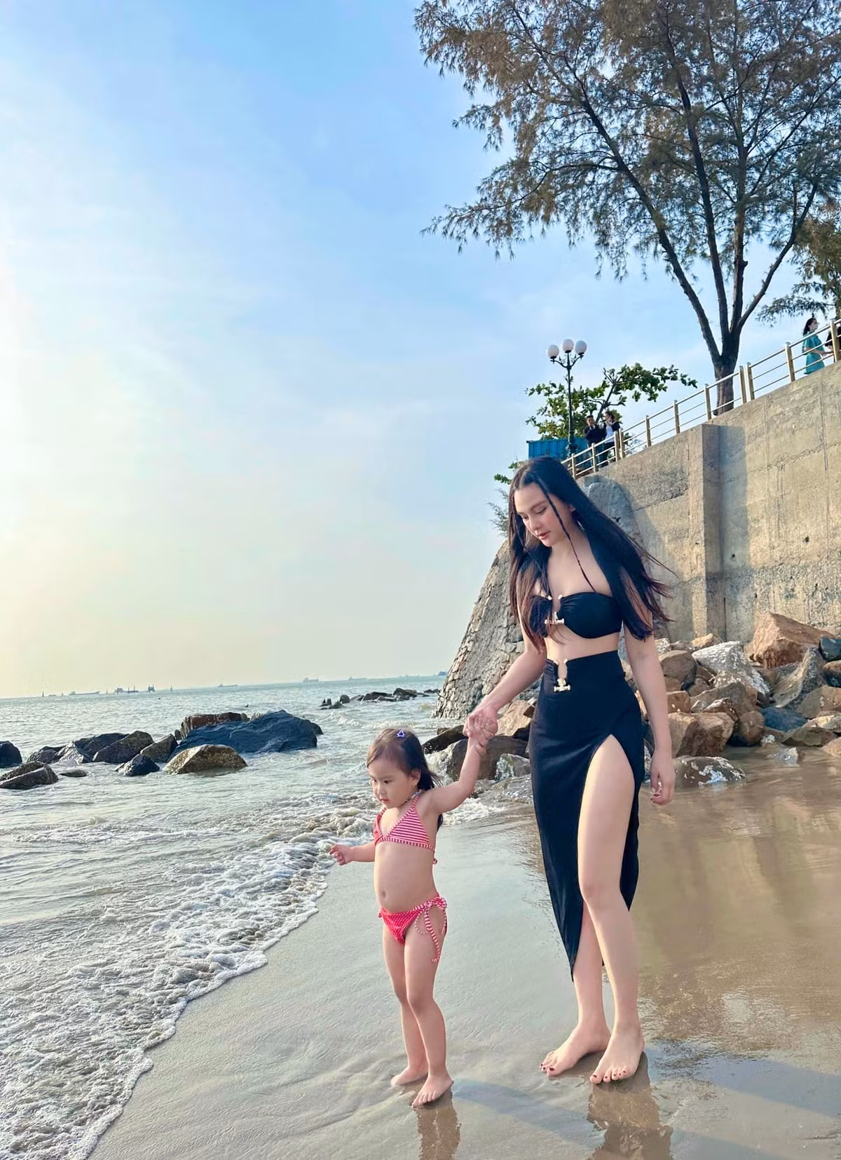 Sau sinh con gái thứ hai, vóc dáng và nhan sắc của Thu Thủy thăng hạng đáng kể.