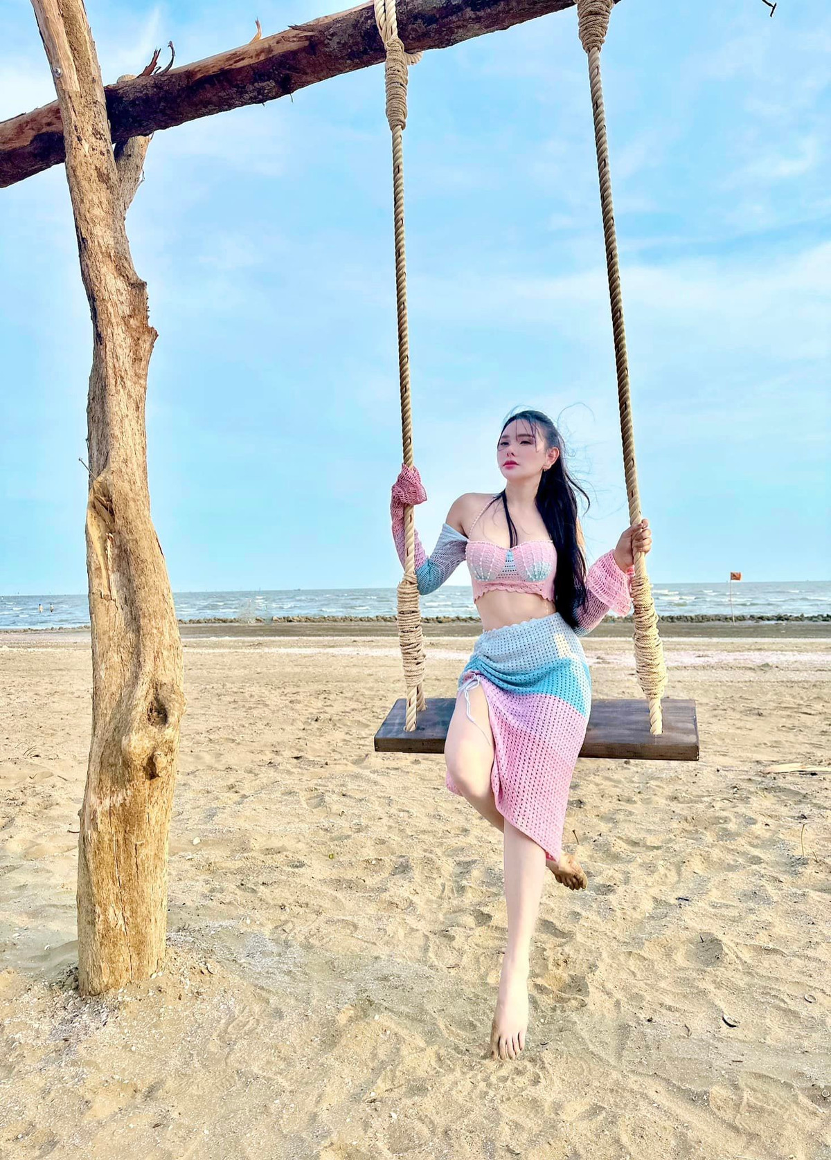 Cựu thành viên H.A.T sở hữu tủ đồ đi biển với áo ôm sát cùng chân váy xẻ tà khoe chân dài nuột nà.