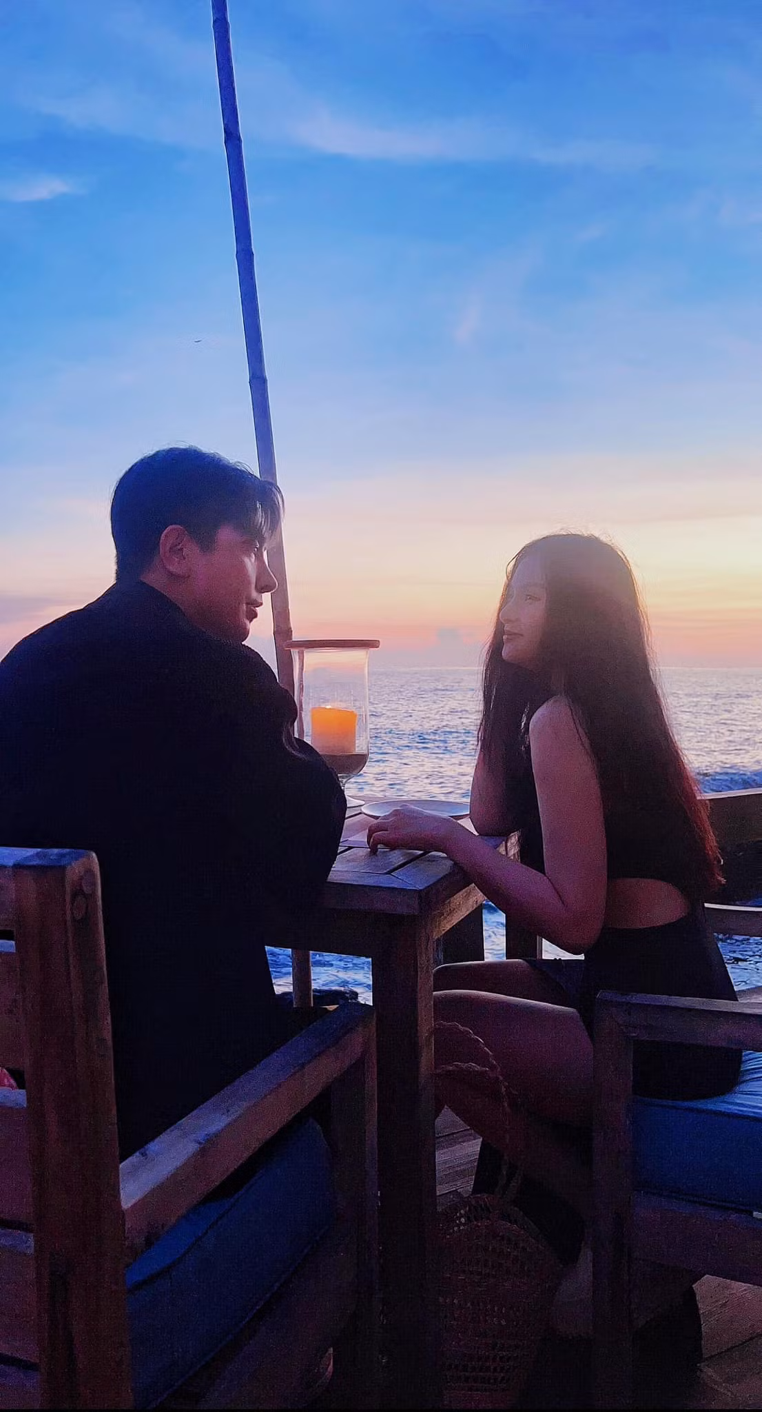 Thu Thủy và ông xã Kin Nguyễn có nhiều khoảnh khắc lãng mạn trên biển.