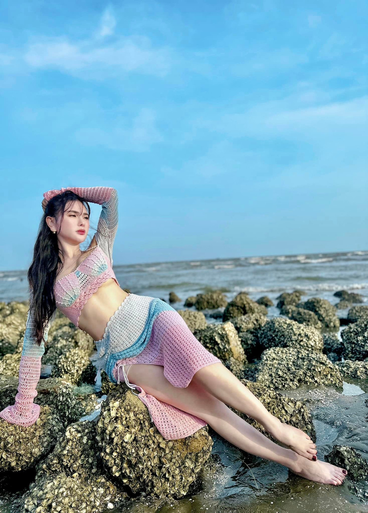 Bộ ảnh thả dáng gợi cảm bên bờ biển của bà mẹ hai con do chính tay ông xã kém 10 tuổi - Kin Nguyễn chụp.