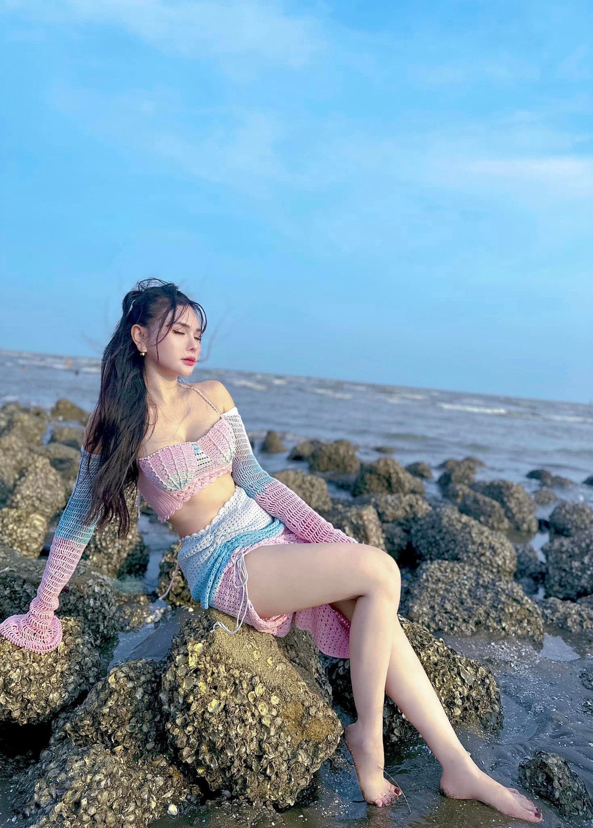 Hình ảnh thả dáng trên biển của giọng ca "Lời chia tay dễ nói thế sao anh" khiến Hari Won, Trương Quỳnh Anh phải thốt lên: "Xinh quá chị ơi!", "Ui như nàng tiên cá vậy!".