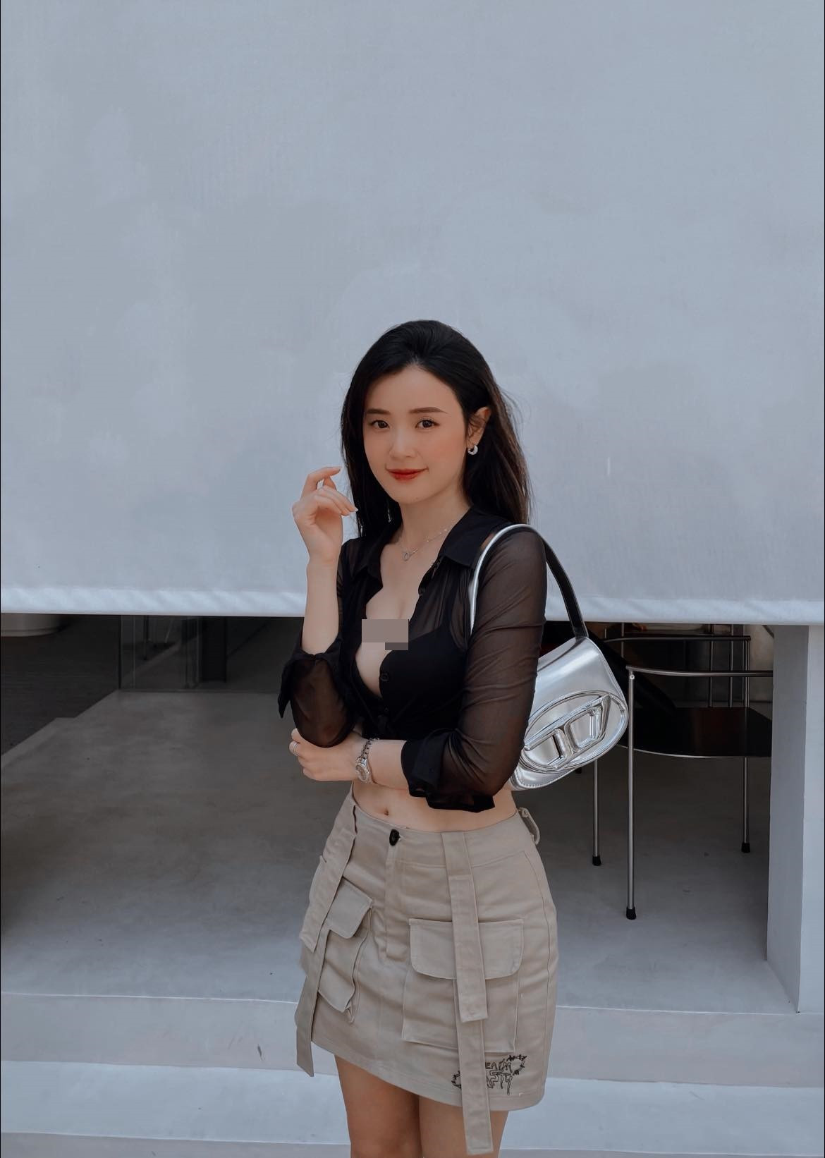 Mới đây, cô giáo Midu tung loạt ảnh gợi cảm khiến fan "đứng ngồi không yên".