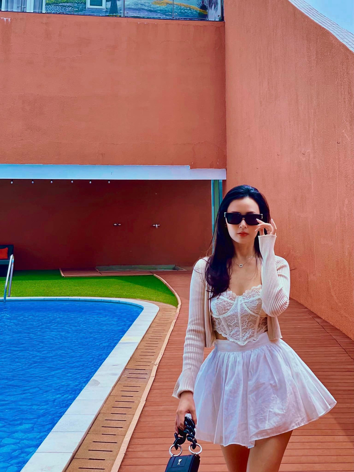 Midu còn chuộng áo ngực ren trễ nải tôn vòng một.