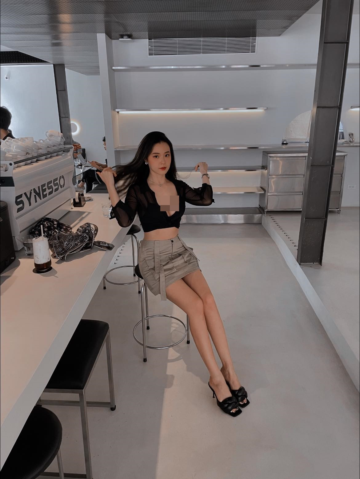 Nữ diễn viên "Khi ta hai lăm" diện áo sơ mi lưới bung cúc, để lộ nội y cùng gần trọn vòng một đầy đặn.