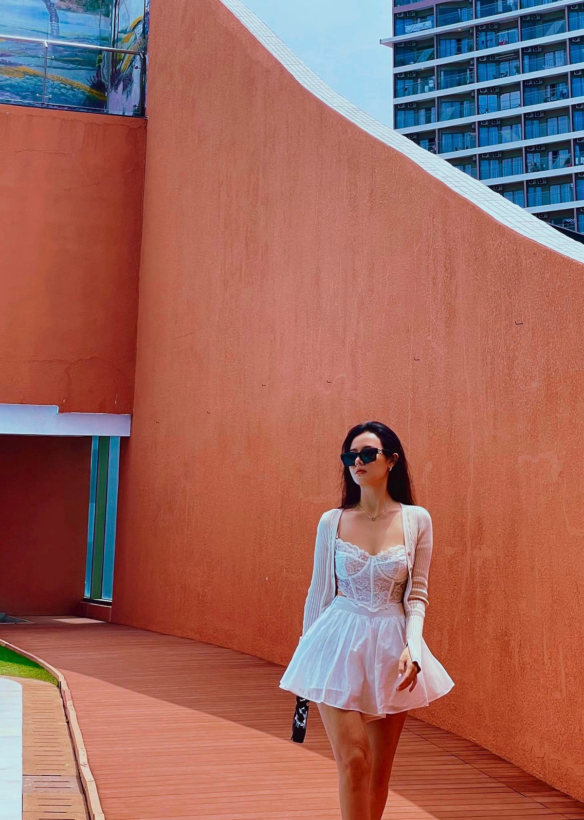 Trái ngược với hình ảnh trên bục giảng, nữ giảng viên "lột xác" gợi cảm với phong cách đời thường.