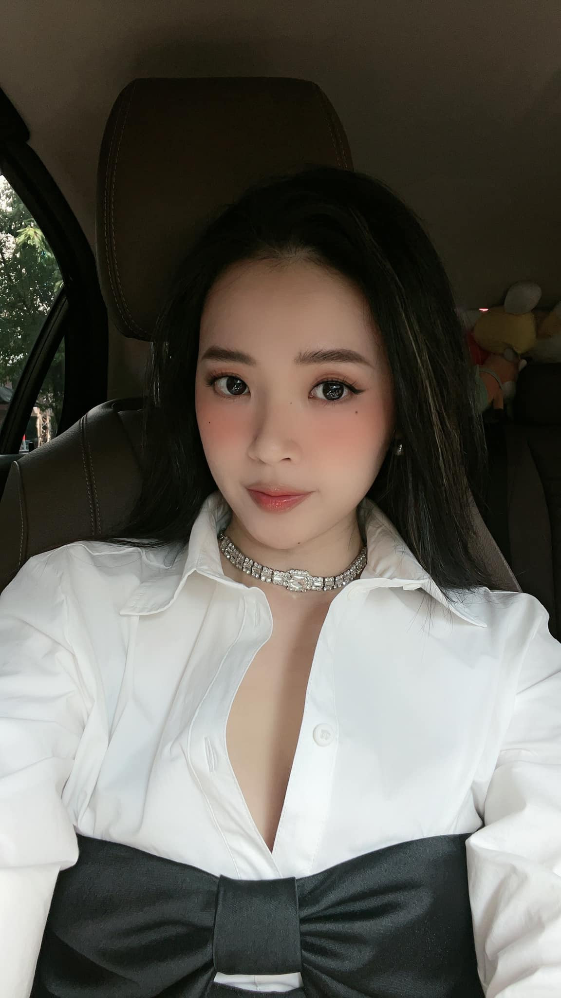 Người đẹp 34 tuổi không ít lần diện mốt bung cúc áo.