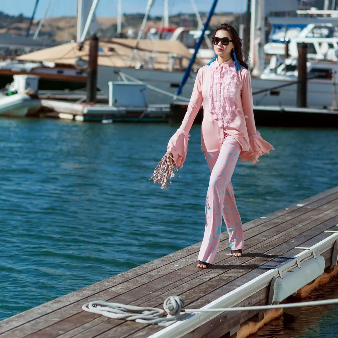 Gần đây, Hoa hậu Thùy Dung chăm cập nhật mạng xã hội và xuất hiện nhiều hơn trong các sự kiện thời trang hơn trước.